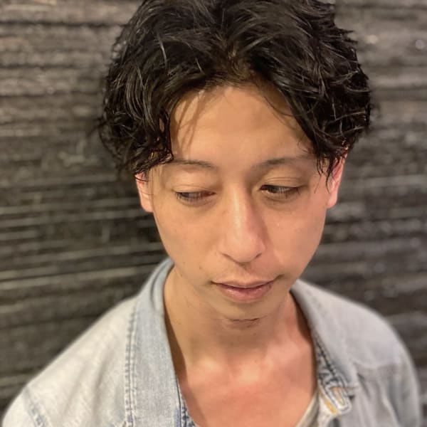 センターパート×スパイラルパーマ