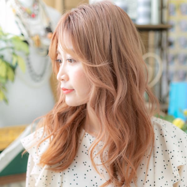 外国人風ピンクベージュ小顔センターパート　かき上げバング