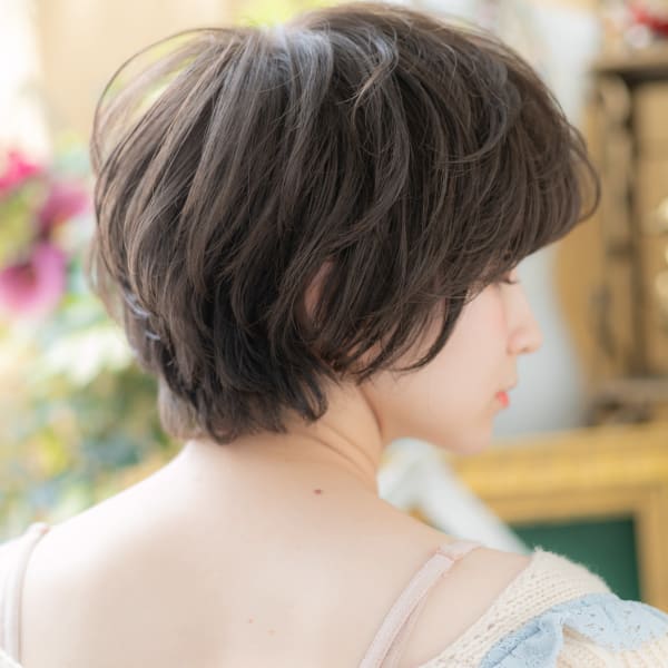 ダークアッシュくせ毛風小顔グランマッシュ オン眉ショート