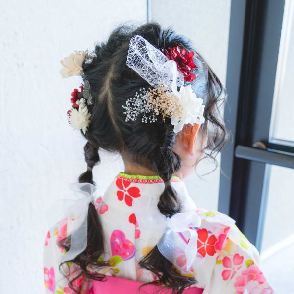 可愛いブリザードフラワーとリボンを使ったツインテール