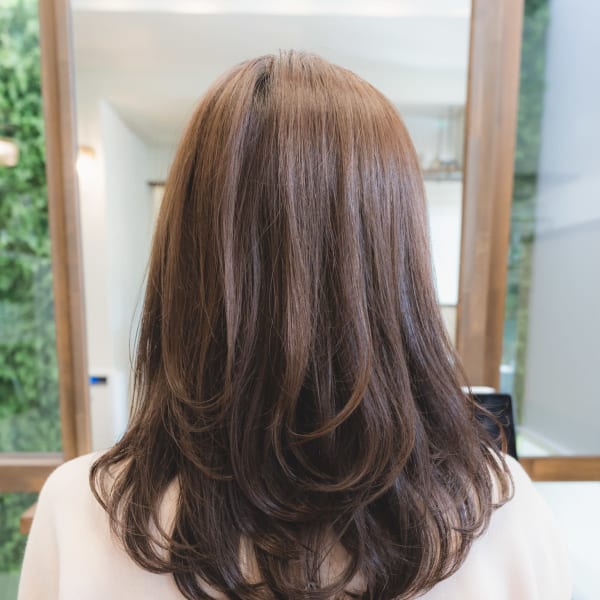 緩やかなアウトラインが可愛いセミロングのレイヤースタイル