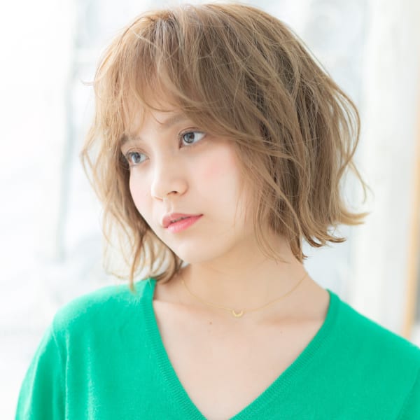 外国人風オリーブカラー前下がり外ハネミディ　プラチナアッシュ
