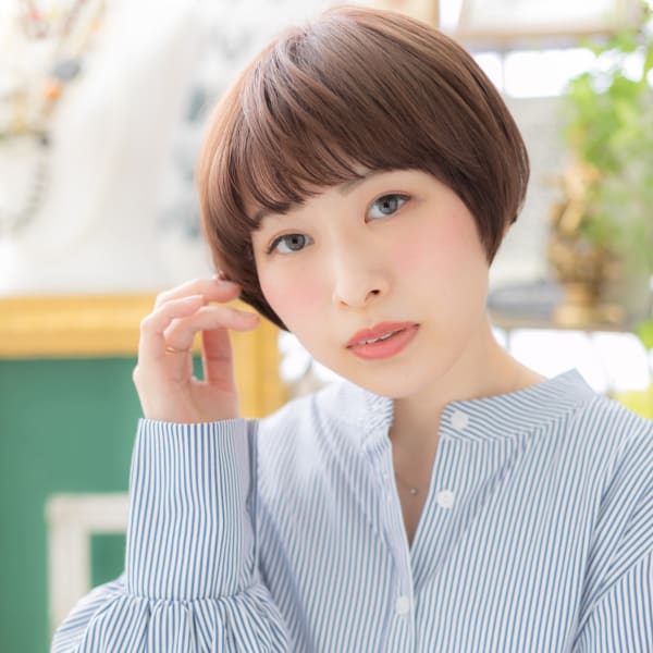 ピンクブラウン艶カラー前下がり小顔ショート オン眉ショート