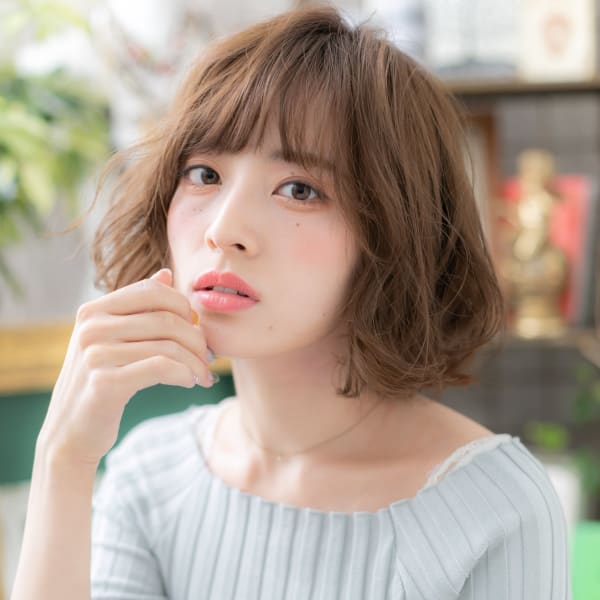 外国人風透け感ウェーブ小顔ゆるふわミディ ヴェールカラー