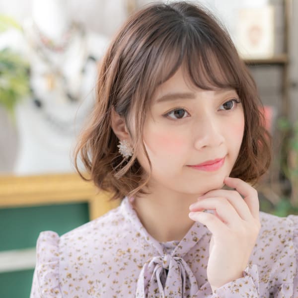 ラベンダー斜めバングくせ毛風小顔ふわミディ アッシュピンク