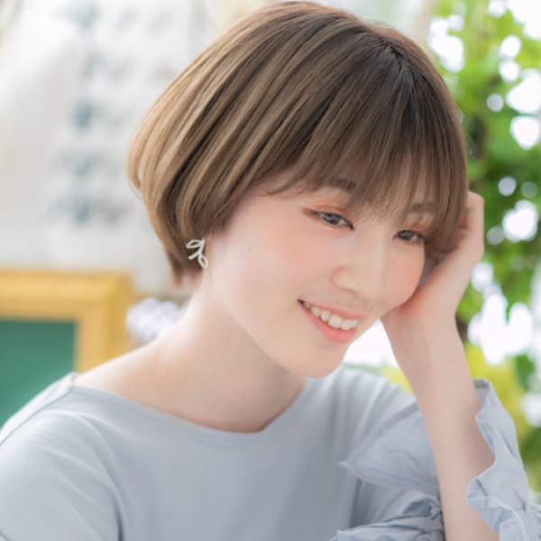 くすみカラーシースルーバング前下がりボブ ハイライト