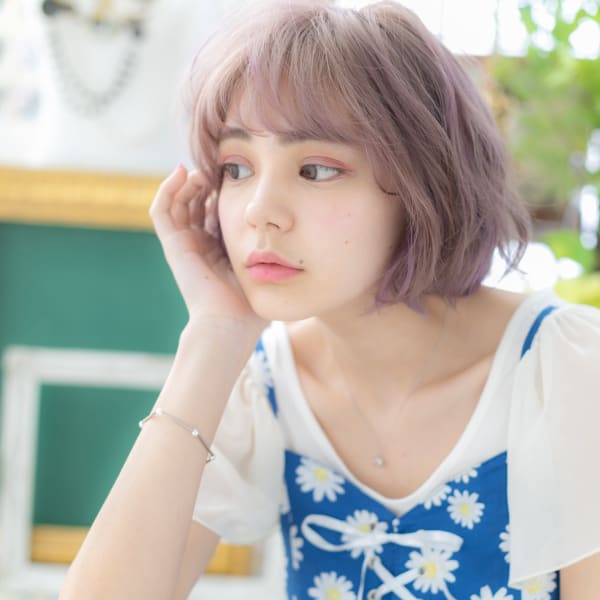 インナーカラーピンクくせ毛風小顔ハイライト オン眉ショート