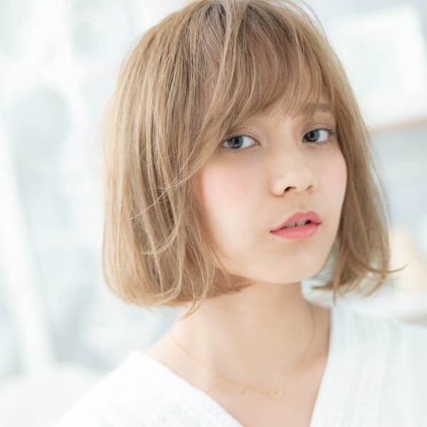 斜めバング×シアーベージュ小顔前下がりボブ　ハイライト