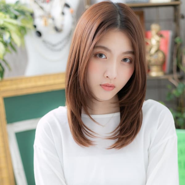 センターパート暖色系カラー小顔濡れ感ミディ ニュアンスカラー