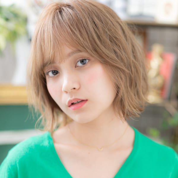 外国人風オリーブカラー前下がり外ハネミディ　ヴェールカラー