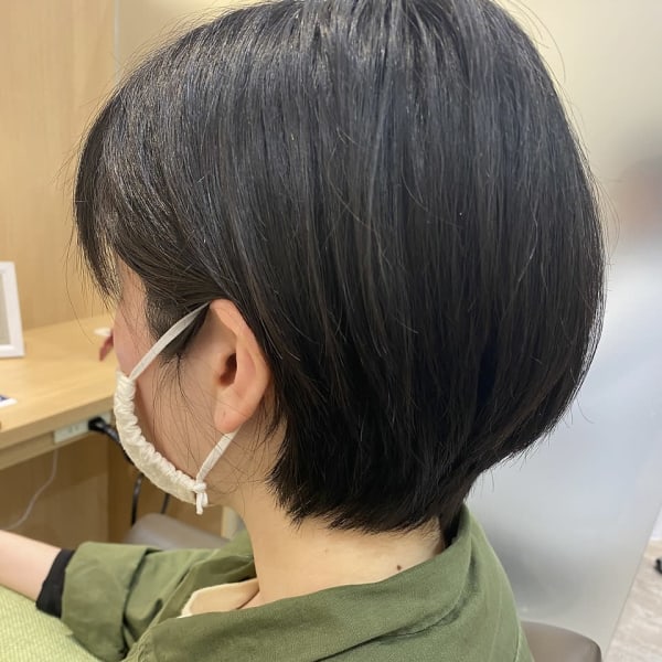 《髪色に制限ある方》なら髪型でふんわり軽やかエアリーショート