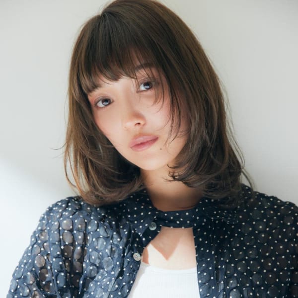 顔周りにレイヤーを入れた大人ミディアム