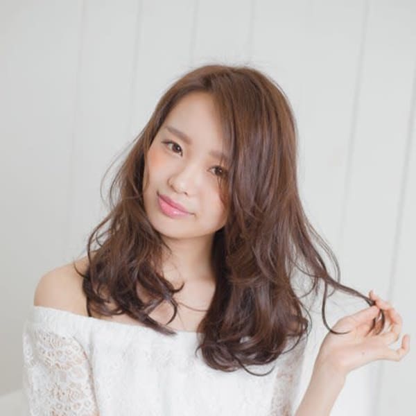 エアリーな毛束でふんわり感アップのスタイル