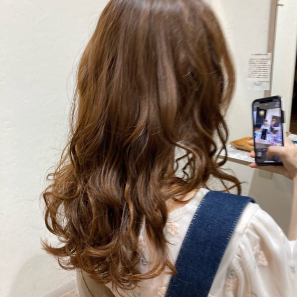 夏ヘア フルカールウェーブ巻髪スタイル