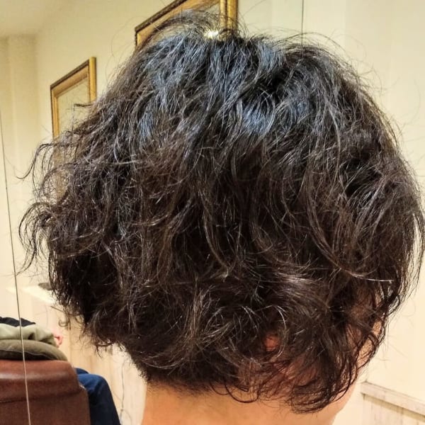 クセ毛を生かした刈り上げショートボブ