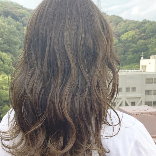 オリーブグレージュ