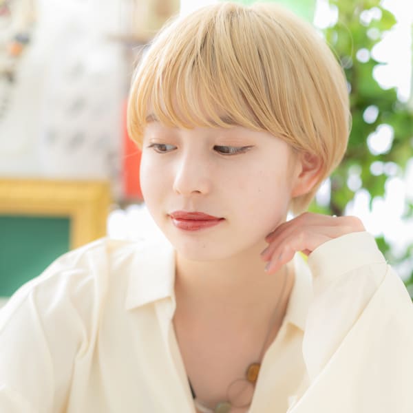 ハイトーンカラーで外国人風ショートマッシュ　フェザーバング