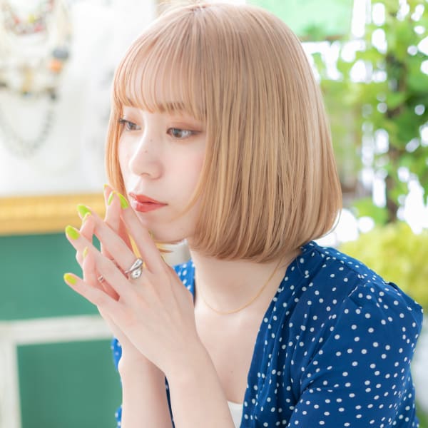 外国人風ハイトーンカラー前下がり大人ボブ　ミニボブ