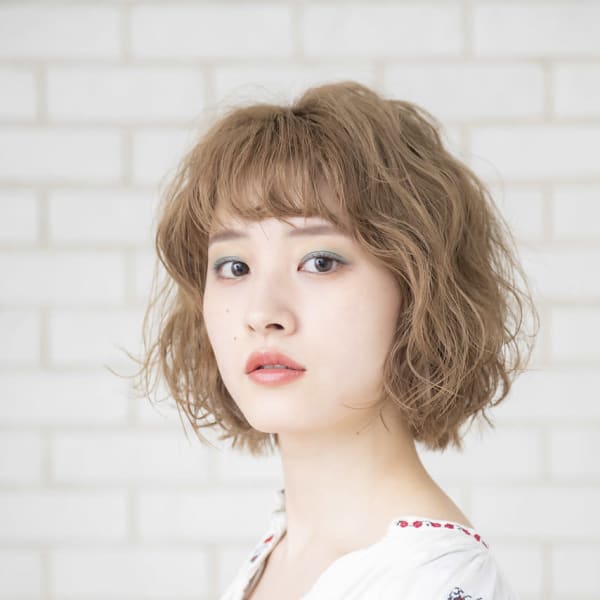 オン眉ショートバング&くせ毛風無造作ヘア