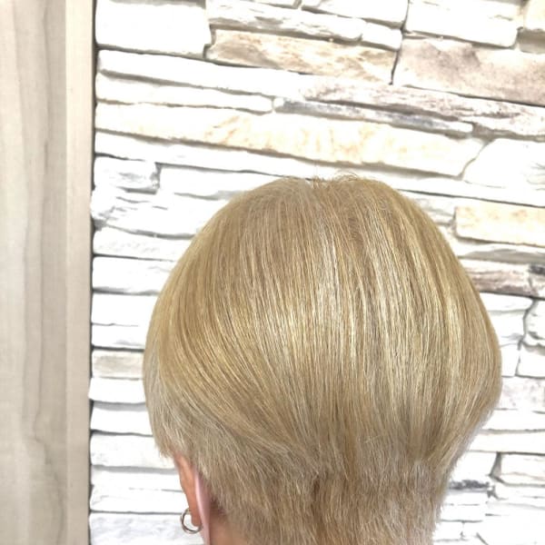 白髪を活かしたブリーチカラー