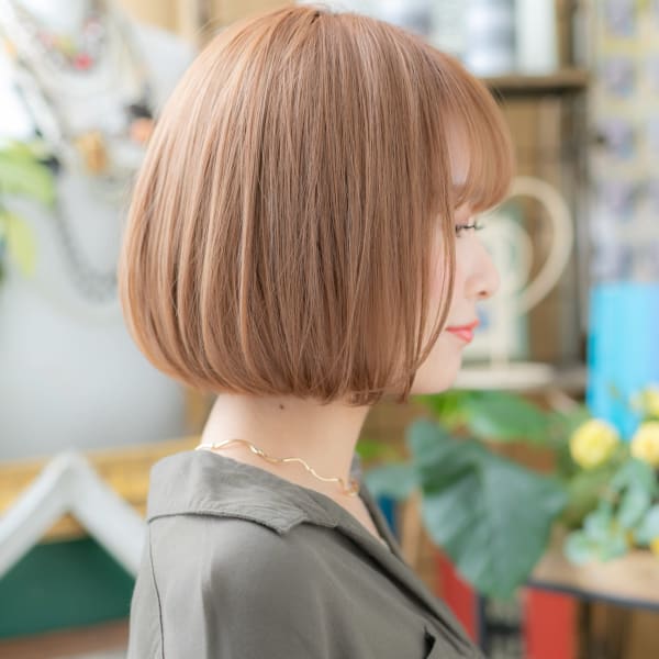 カーキベージュで外国人風…前下がり大人ボブ ハイトーンカラー