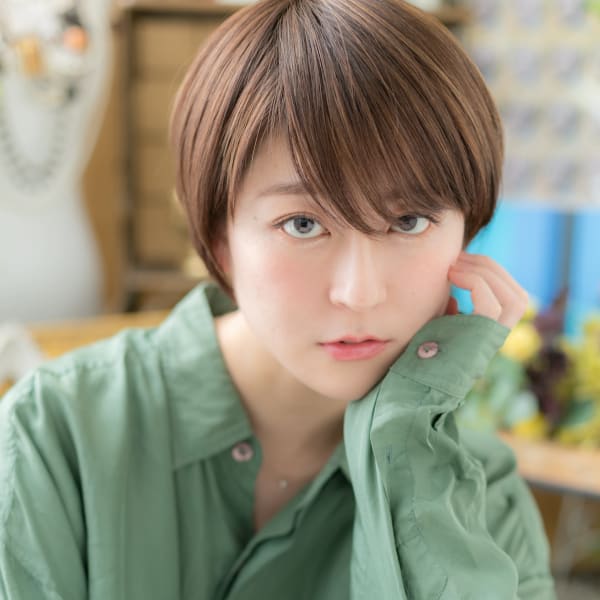 斜めバングアースカラー小顔ショートウルフ イノセントカラー