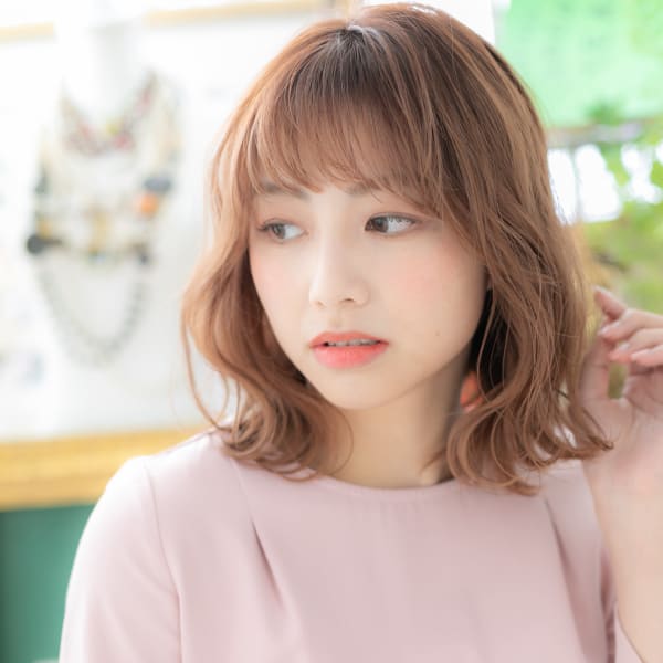 大人かわいいピンクブラウン小顔くびれミディ　ゆるふわカール