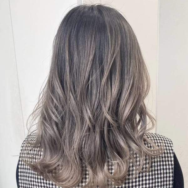 アッシュグレージュのナチュラルグラデーションカラー