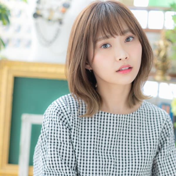 くせ毛風透け感外ハネミディ大人ハイライト シースルーバング