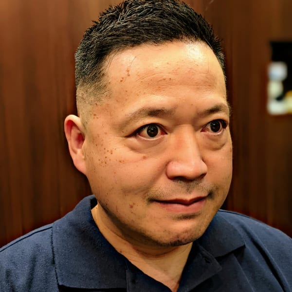大人の自然でもちが良い短髪スキンフェードスタイル