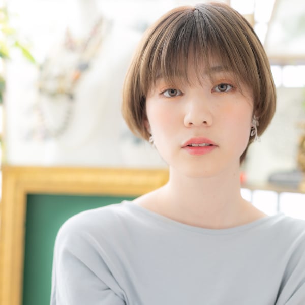 くすみカラーシースルーバング前下がりボブ　ミニボブ