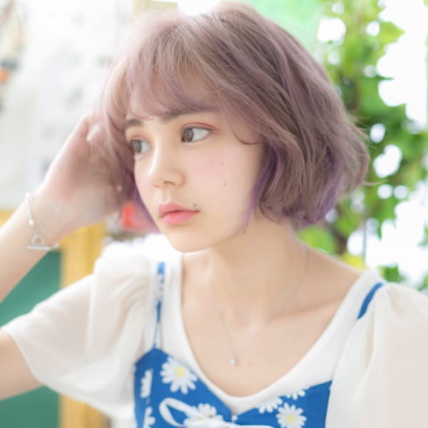 インナーカラーピンクくせ毛風小顔ハイライト フェザーボブ