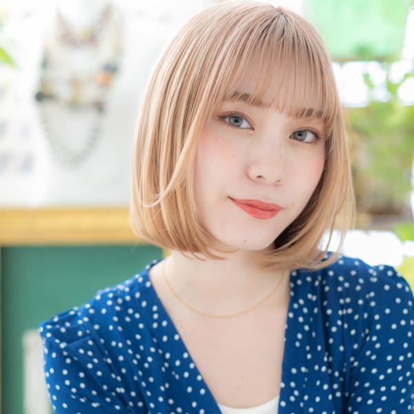 外国人風ハイトーンカラー前下がり大人ボブ フェザーバング