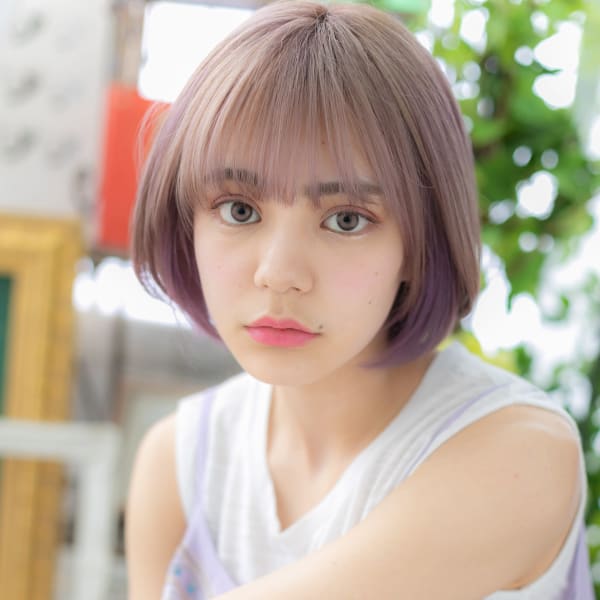 ツヤ髪ラベンダーカラー透け感前下がりボブ イヤリングカラー