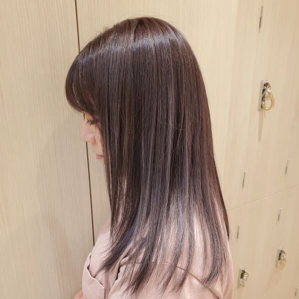 カラーしている髪はプレミアム縮毛矯正で艶ストレート