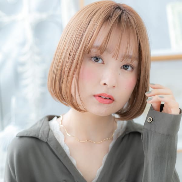 カーキベージュで外国人風…前下がり大人ボブ　カールボブ