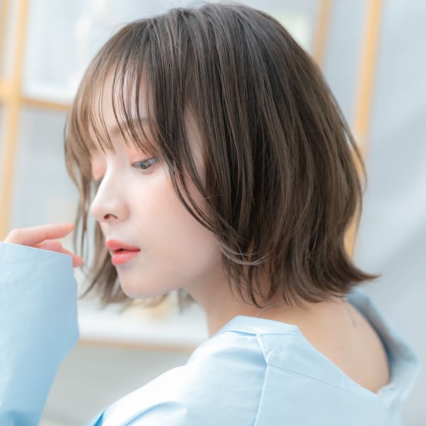 透け感バング小顔前下がり外ハネくびれヘア　ミニボブ
