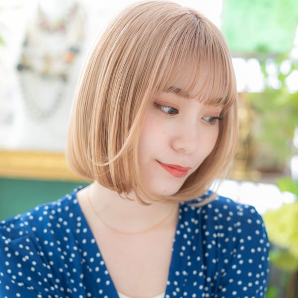 外国人風ハイトーンカラー前下がり大人ボブ　ミニボブ
