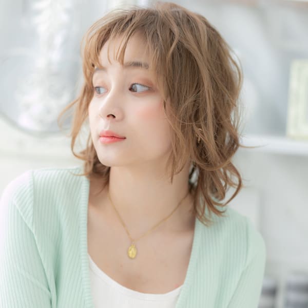 イヤリングカラー小顔くせ毛風くびれミディ フェザーバング