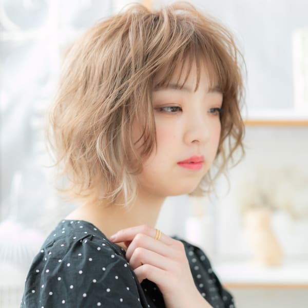 大人かわいいペールベージュくせ毛風ボブルフ　くすみカラー