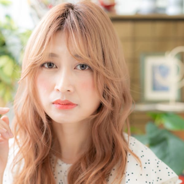 外国人風ピンクベージュ小顔センターパート　ハイライトカラー