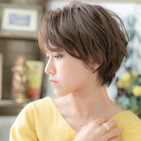 アシンメトリーかきあげ前髪小顔こなれヘア　ヘーゼルベージュ