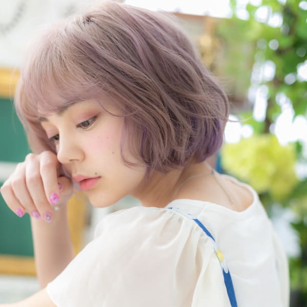 インナーカラーピンクくせ毛風小顔ハイライト フェザーボブ