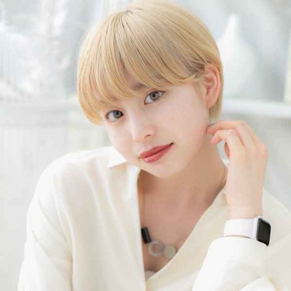 ハイトーンカラーで外国人風ショートマッシュ　フェザーバング