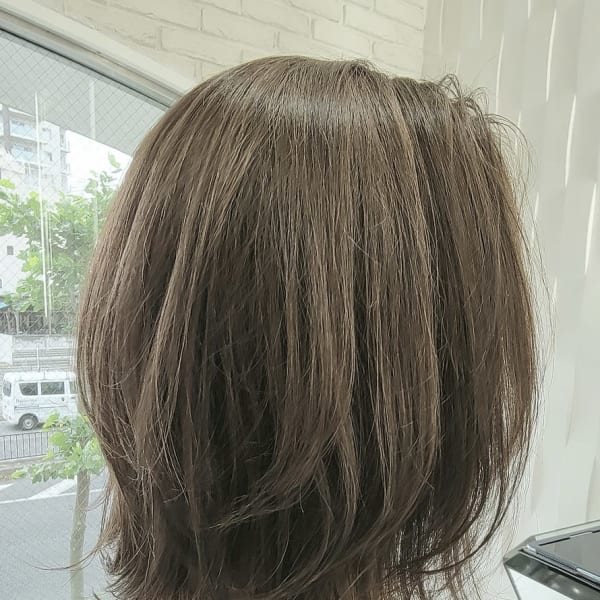 20代30代小顔ミディアム外ハネグレージュカラー