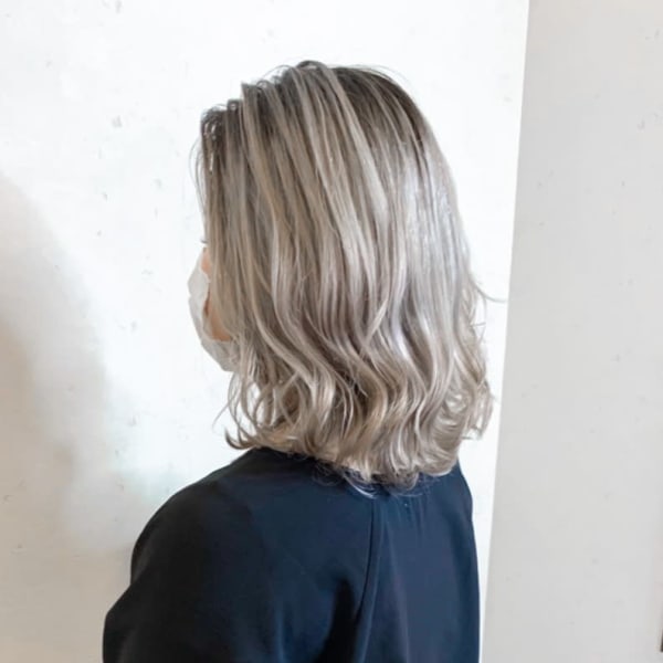 【Luccica】ブリーチダブルカラー小顔外ハネボブホワイト