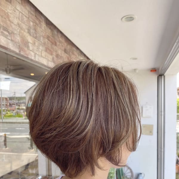 ステップボーンカットショートボブ＆ハイライトにオーシャン