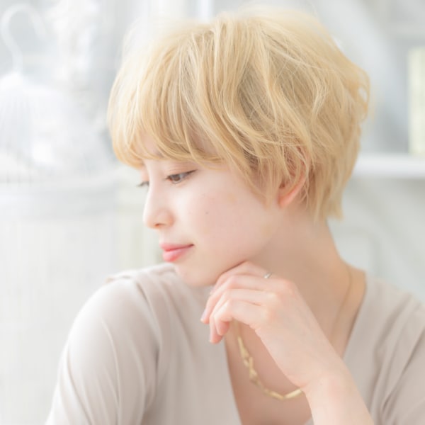 ハイトーンカラー外国人風小顔マッシュヘア　パールホワイト