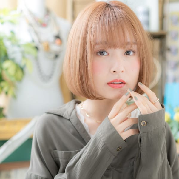 カーキベージュで外国人風…前下がり大人ボブ　小顔補正立体カッ