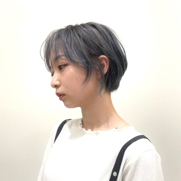 ショートボブ×水色グラデーション